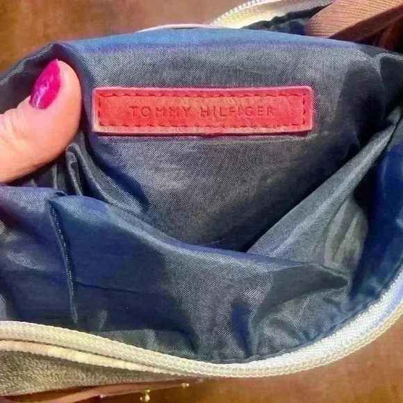 Tommy Hilfiger tan crossbody - Picture 4 of 5